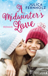 Zwei Schülerinnen stehen nebeneinander in Winterklamotten. Eine hat der andere einen Arm um die Schulter gelegt, die ihr einen Kuss auf die Wange drückt. Der Autorinnenname und der Titel stehen im oberen Teil des Covers und auf dem ganzen Cover ist Schnee verteilt.