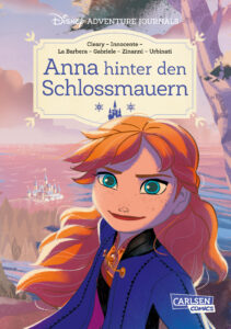 Im Vordergrund ist Anna zu sehen, die mit offenen Haaren und in einen lila Mantel gekleidet, das Schloss von Arendelle hinter sich lässt. Das Schloss und der Fjord ist im Hintergrund zu sehen. 