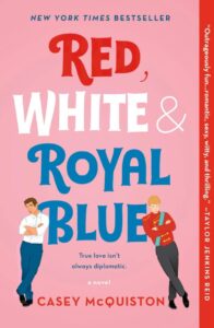 Auf dem rosanen Cover sieht man den Titelschriftzug in vier Zeilen. Die Wörter von "Red, White & Royal Blue" sind jeweils eingefärbt in die benannte Farbe. Links neben dem Blue von Royal Blue steht Alex in Jeans und weißem Hemd, rechts davon steht Henry in einer Uniform des britischen Königshauses.
