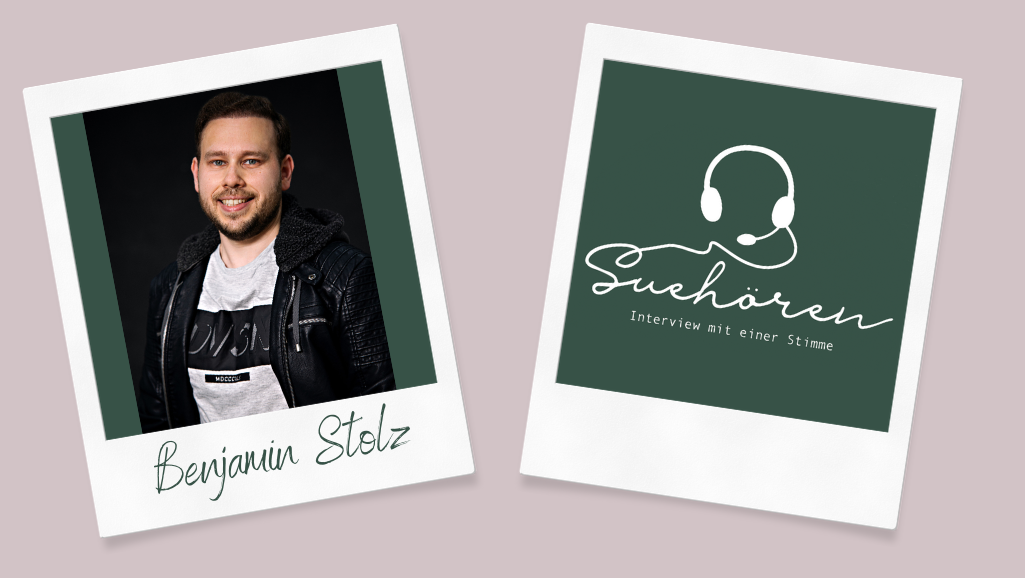 Auf einem beigen Hintergrund sieht man zwei Polaroids. Das linke Polaroid zeigt ein Portrait-Foto des Sprechers Benjamin Stolz. Auf dem breiten unteren Rand des Polaroids steht sein Name. Rechts ist im Polaroid das Logo des Projekts. Das Logo zeigt auf einem dunkelgrünen Hintergrund einen Kopfhörer und den Schriftzug "Suehören" in Schreibschrift. Darunter steht in Druckschrift "Interview mit einer Stimme". Die Zeichnung und die Schrift sind weiß.