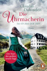 Auf dem Cover sieht man eine junge Frau in einem grünen Kleid mit weißer Bluse darunter auf ein herrschaftliches Haus am Ende eines Weges zulaufen. Der Himmel über dem Haus und dem dahinter liegenden Bergparnorama ist mit grauen Wolken zugezogen.