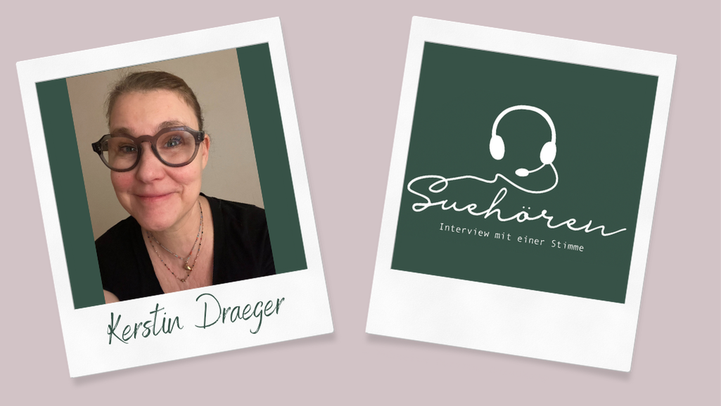 Auf einem beigen Hintergrund sieht man zwei Polaroids. Das linke Polaroid zeigt ein Portrait-Foto der Sprecherin Kerstin Draeger. Auf dem breiten unteren Rand des Polaroids steht ihr Name. Rechts ist im Polaroid das Logo des Projekts. Das Logo zeigt auf einem dunkelgrünen Hintergrund einen Kopfhörer und den Schriftzug "Suehören" in Schreibschrift. Darunter steht in Druckschrift "Interview mit einer Stimme". Die Zeichnung und die Schrift sind weiß.