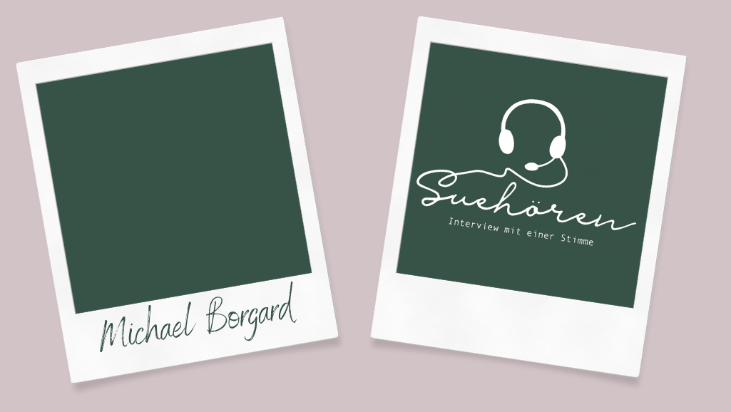 Auf einem beigen Hintergrund sieht man zwei Polaroids. Das linke Polaroid zeigt einen grünen Hintergrund. Auf dem breiten unteren Rand des Polaroids steht der Name "Michael Borgard". Rechts ist im Polaroid das Logo des Projekts. Das Logo zeigt auf einem dunkelgrünen Hintergrund einen Kopfhörer und den Schriftzug "Suehören" in Schreibschrift. Darunter steht in Druckschrift "Interview mit einer Stimme". Die Zeichnung und die Schrift sind weiß.